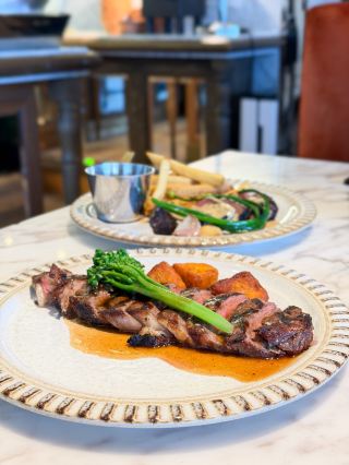 🌧️ 天灰灰,就用美食來治癒
忙裡偷閒,來個靚lunch set 剛剛好✨

📍中環 @porterhouse_lkf
Set lunch $348+10%,仲有 semi-buffet 揀
趕時間的我,直接選了 set~ 快靚正!

· —————————————————
🥖 自家製 sourdough 配薄脆片,牛油都好有誠意

前菜我哋各揀一款:
▫️韓牛他他 +$88
牛骨髓・松露醬・魚子醬
入口軟嫩,油脂香氣慢慢滲出,
鹹香層次好豐富,賣相亦精緻~

▫️日本時令生蠔(2隻)
配木犀草醬・檸檬
鮮甜爽口,超 fresh!

主菜:
🥩 美國 USDA Prime 純種安格斯西冷 +$38
200克,七成熟剛剛好
肉味濃郁,紮實但唔韌
紅酒汁提味滿分,配迷迭香薯仔・西蘭花

🥩 澳洲 M7+ 草飼牛臀肉 +$28
150克,煎到微焦鎖住肉汁
脂肪較多,入口 juicy 牛味突出
綠胡椒醬好夾,仲有油封蒜・烤紅蔥頭・粗薯條

甜品時間:
焦糖朱古力忌廉撻,細細件唔膩,完美收尾~
最後以一杯 coffee / tea 作結 ☕
 
· —————————————————
忙裡偷閒,食好西就係最大嘅幸福感💛

📍Porterhouse
中環蘭桂坊德己立街30-32號加州大廈24樓
電話: 25226366