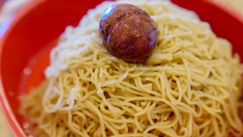 在岐阜縣可兒市,秋天意味著栗子。而說到栗子,人們自然會想到江川神谷。我去了“佐久社咖啡館”,品嚐了他們限量推出的萬寶龍“栗子一號”。 — traveler post in 惠那市