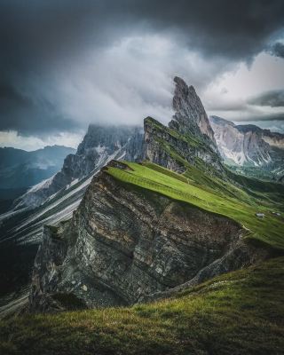 🏔️ South Tyrol — Where the Alps Wear Their Most Beautiful Colors 🇮🇹✨