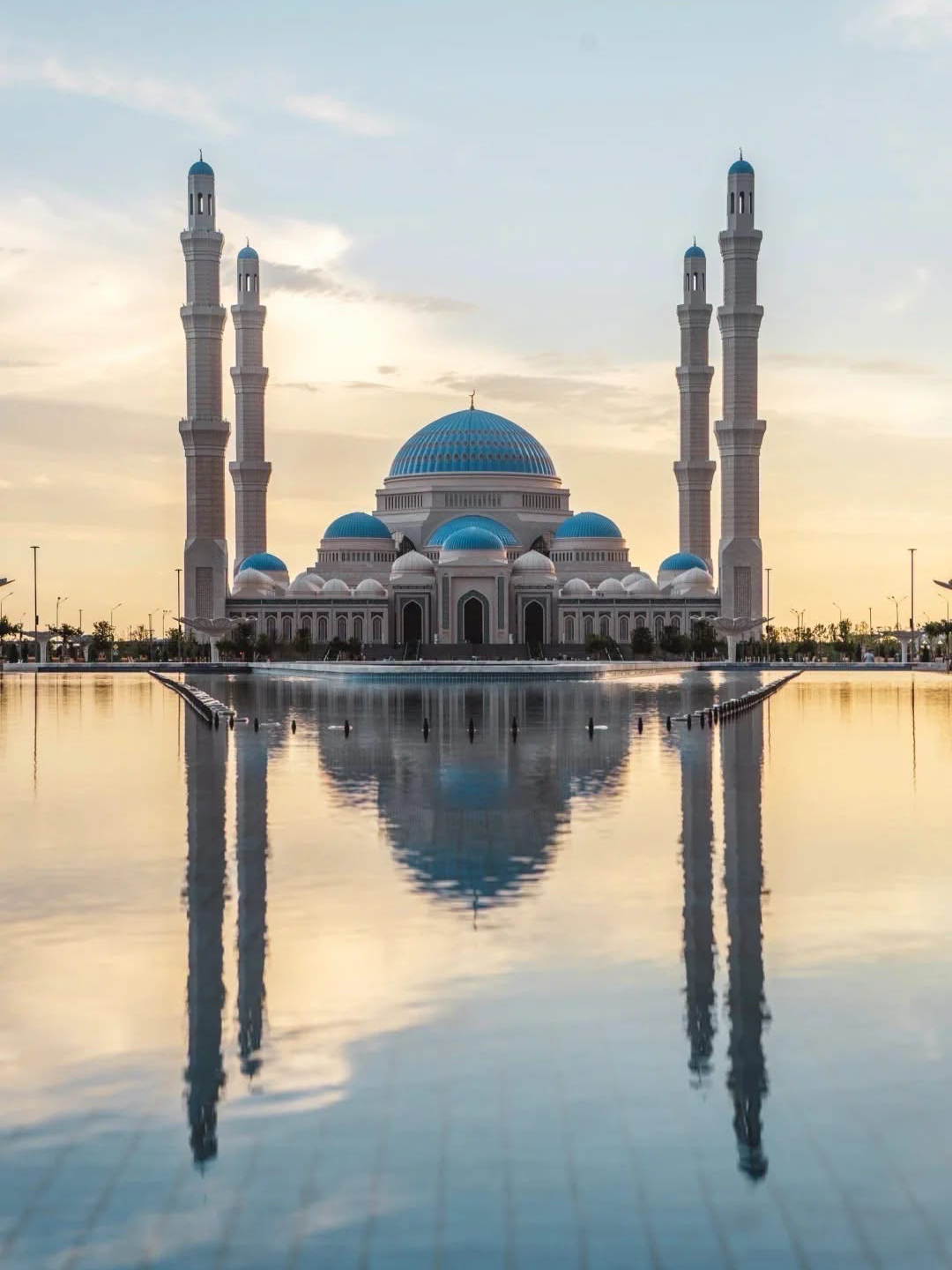 An in-depth review of the Astana Grand Mosque: Explore the largest white mosque with a blue dome in Central Asia, paired with giant illuminated lanterns. 🕌