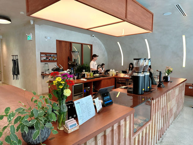 Vancouver에서 나름 유명한 핫한 카페 Slo coffee”