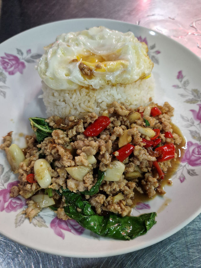 Bright lights, bustling streets, and unbeatable street food – Bangkok never sleeps.