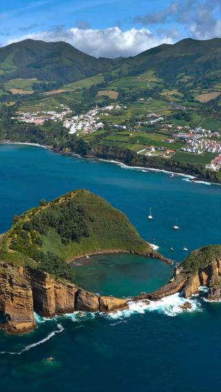 🌊 Vila Franca Islet: A Volcanic Swimming Sanctuary 🇵🇹✨