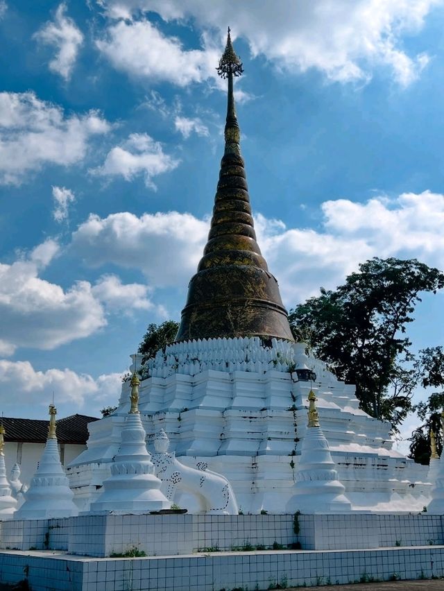 Wat Phra Bat Huai Tom — Sacred Hmong Temple in Lampang
