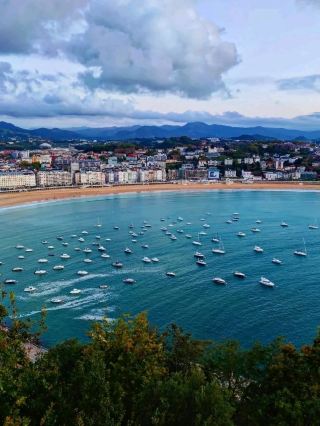 🌊✨“Seaside Sophistication: My Flavor-Filled Escape to San Sebastián”✨🍷🌅