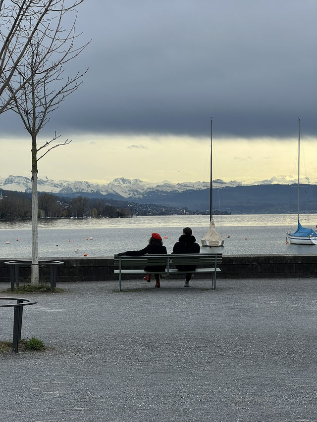 Chill, Lights & Lakeside Magic – An Afternoon-to-Night Walk at Lake Zürich 🌙🌫️  