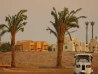 흙벽 사이로 이어지는 고대의 길