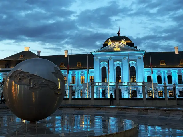 Bratislava's Charm: Grandeur, Giant Chess, and Cozy Cafe Gems 🇸🇰