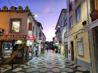 สัมผัสเสน่ห์ชายทะเลของมินฉวนด้วยการเดินเล่นยามเย็นสั้นๆ? แน่นอน! 🌅✨ ฉันไปเดินเล่นในเมืองเก่าของกาซไกส์ในช่วงพระอาทิตย์ตกดิน—นึกภาพสถาปัตยกรรมสไตล์ตะวันตกผสมผสานกับบรรยากาศชายหาด ต้นปาล์มเป็นเงาตามแสงไฟถนน และทะเลระยิบระยับอยู่ใกล้ๆ หากคุณกำลังมองหาสถานที่สบายๆ ยามเย็น ที่นี่คือคำตอบ

สถานที่แนะนำ:
- เมืองเก่ากาซไกส์: ปักหมุดใกล้ๆ Praia da Rainha หรือ Praça 5 de Outubro—บริเวณใจกลางเมืองนี้คึกคักไปด้วยพลังงานตั้งแต่พระอาทิตย์ตกดินเป็นต้นไป ถนนเรียงรายไปด้วยต้นปาล์มและคาเฟ่กลางแจ้งที่มีเสน่ห์ อาคารเก่าแก่จะสว่างไสวเมื่อพระอาทิตย์ตกดิน ทำให้ได้ภาพถ่ายที่สวยงามและการเดินเล่นที่แสนวิเศษ

- ทางเดินริมชายหาด: แวะไปที่ทางเดินริมชายหาด (เปิดตลอดวัน เข้าชมฟรี) เมื่อมืดลง รับลมทะเลและถ่ายรูปอาคารสไตล์ตะวันตกที่สว่างไสว

เคล็ดลับส่วนตัว:
ไปก่อนพระอาทิตย์ตกดินเล็กน้อยเพื่อเก็บภาพแสงที่สมบูรณ์แบบสำหรับการถ่ายภาพ! แสงไฟริมถนนและแสงระยิบระยับริมทะเลสวยงามมาก ที่นี่ปลอดภัยสุดๆ และมีร้านขายของว่างและตลาดเล็กๆ มากมายให้แวะเข้าไปหากรู้สึกหิว อย่าวางแผนมากเกินไป ปล่อยให้ขาของคุณเดินไปเรื่อยๆ!

การเดินทาง:
การเดินเป็นวิธีที่ดีที่สุดสำหรับบริเวณนี้ ให้เวลาตัวเองอย่างน้อยหนึ่งชั่วโมงในการสำรวจ สวมรองเท้าที่สบายและนำเสื้อแจ็คเก็ตบางๆ ไปด้วยหากลมทะเลพัดแรง

อาหารท้องถิ่น:
ลองชิมพาสเทล เดอ นาตา จากร้านเบเกอรี่ใกล้จัตุรัส 5 เดอ อูตูโบร เพื่อสัมผัสรสชาติแบบท้องถิ่นดั้งเดิม

เคล็ดลับการท่องเที่ยว:
นักท่องเที่ยวชาวตะวันตกส่วนใหญ่ไม่ต้องขอวีซ่า เพียงแค่นำเงินยูโรติดตัวไปซื้อของในตลาดท้องถิ่น สภาพอากาศอบอุ่น แต่ควรพกแว่นกันแดด (และครีมกันแดด!) ไปด้วย

#SunsetStroll #CascaisVibes #SeasideMagic #NatureVision #Tripdotcom