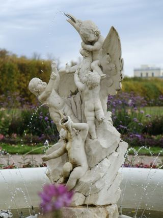Архангельское – «подмосковный Версаль» рядом с Москвой🏛️🌳🌹
 
Если вы скучаете по Петербургу, не выезжая из Москвы — приезжайте в Архангельское - дворцово-парковый ансамбль XVIII–XIX веков с регулярными садами, итальянскими террасами с мраморными статуями, Колоннадой и липовыми аллеями. Всего 20 км от Москвы — и вы гуляете по владениям князей Юсуповых! 
 
Зачем стоит приехать:
 
· Красота парка: Французский парк с подстриженными газонами, итальянские террасы с античными скульптурами, тенистые рощи. Каждый уголок — готовая фотолокация.
· Колоннада: Величественная ротонда в стиле ампир с видом на парк и Москву-реку. 
· Набережная Москвы-реки: удобные деревянные настилы, скамейки, беседки.
· Розарий: Летом (июнь–сентябрь) — сотни сортов роз, аромат стоит на весь парк. Цветут до самых холодов.
· Выставки: Павильон «Каприз» с юсуповским фарфором, Каретная галерея с экипажами XVIII–XIX веков, Театр Гонзаги — уникальный деревянный театр.
· Мероприятия: Летом — джазовые фестивали, концерты, автофестивали ретро-машин. Афишу стоит проверять на сайте.
 
🎯 Маршрут на 2–3 часа:
· Французский парк → Итальянские террасы → Колоннада → Павильон «Каприз» или Каретная галерея → Набережная → Розарий (летом)
 
Этого достаточно, чтобы получить полное впечатление и не устать.
 
📍 Практическая информация:
· 💰 Стоимость (2026):
Вход в парк — 300 руб.
Единый билет (посещение всех выставок и экспозиций) - 1600 руб.
 
⏰ Время работы:
Парк: 10:00–20:00
Музеи: 10:00–18:00, выходной — понедельник
В дни фестивалей парк может быть закрыт — проверяйте афишу!
 
· 🚆 Как добраться:
От м. «Тушинская» — маршрутка ~15–20 минут
На машине — по Новорижскому или Ильинскому шоссе, ~20 км от МКАД
 
⚠️ К чему быть готовым:
· Дворец на реставрации — уже несколько лет. Интерьеры посмотреть нельзя.
· В дни фестивалей парк закрывают, билеты дорожают.
· С собаками вход запрещён.
 
Архангельское —идеальное место для неспешной прогулки на пару часов и потрясающих фотосессий - место, где история, архитектура и природа сливаются в идеальную гармонию. 🌹✨
 #архангельское #усадьбы #russiatravel #travelrussia #moscowtravel #visitrussia #photospot 