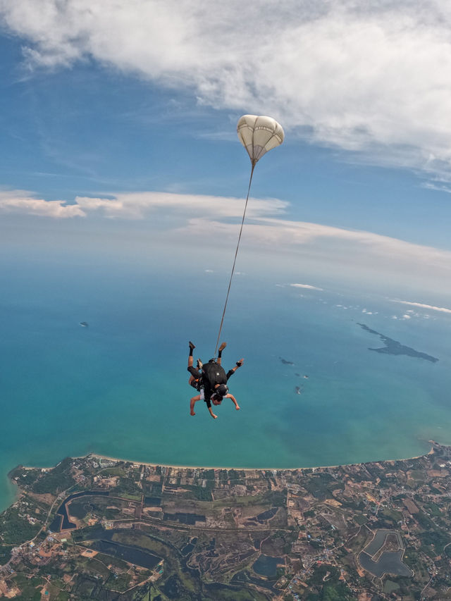 For the first parachute jump, what do you need to prepare? Pattaya parachute jumping complete guide.