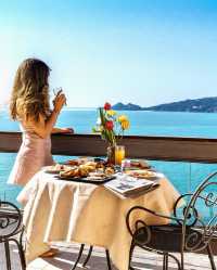 Grand Hotel Bristol: Where Breakfast and Sea Views Unite in Perfect Harmony 🥐💙