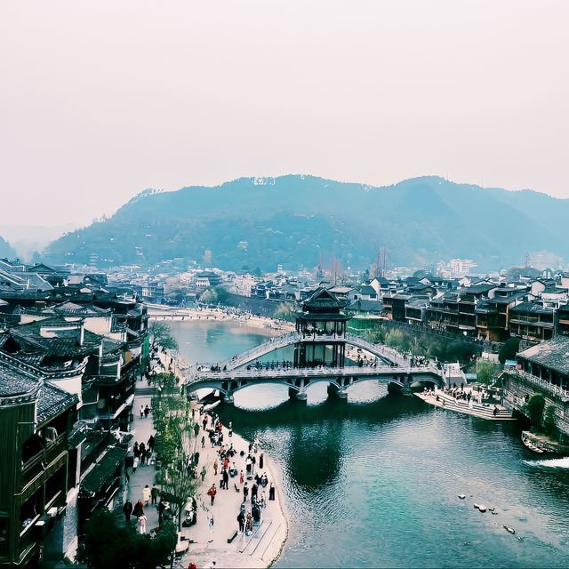 來鳳凰古城感受美麗夜景！！