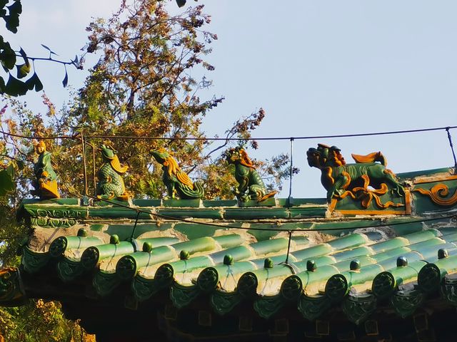 毛月色的城隍廟，琉璃覆蓋，飛簷四出