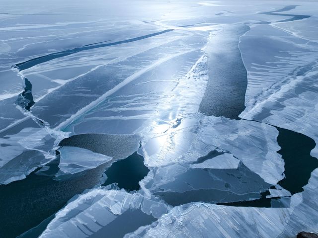 “高原藍寶石”青海湖冰封，美嗎？