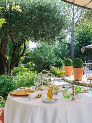 🌟 Avignon's Hidden Gem: Luxe & Relaxation 🌟