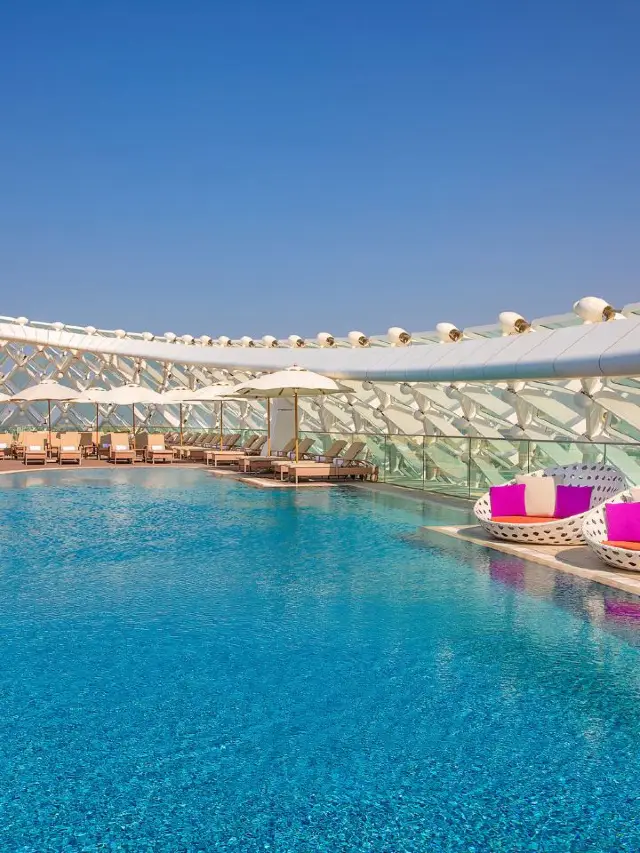 🏁🛏️ Abu Dhabi's W Yas Island: A Luxe F1 Experience! 🌟
