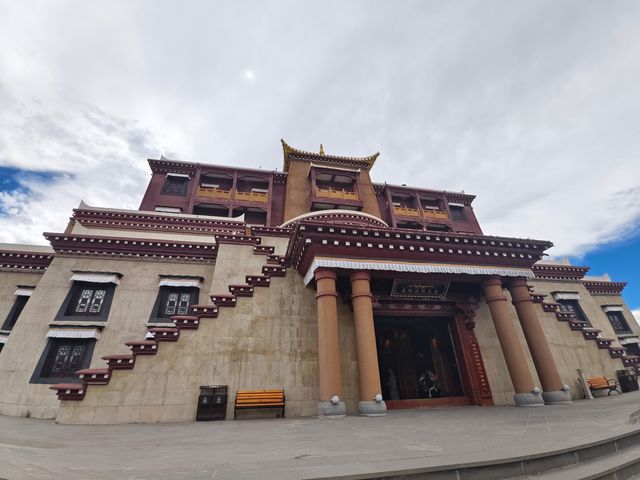 康藏秘境——甘孺格薩爾王城。