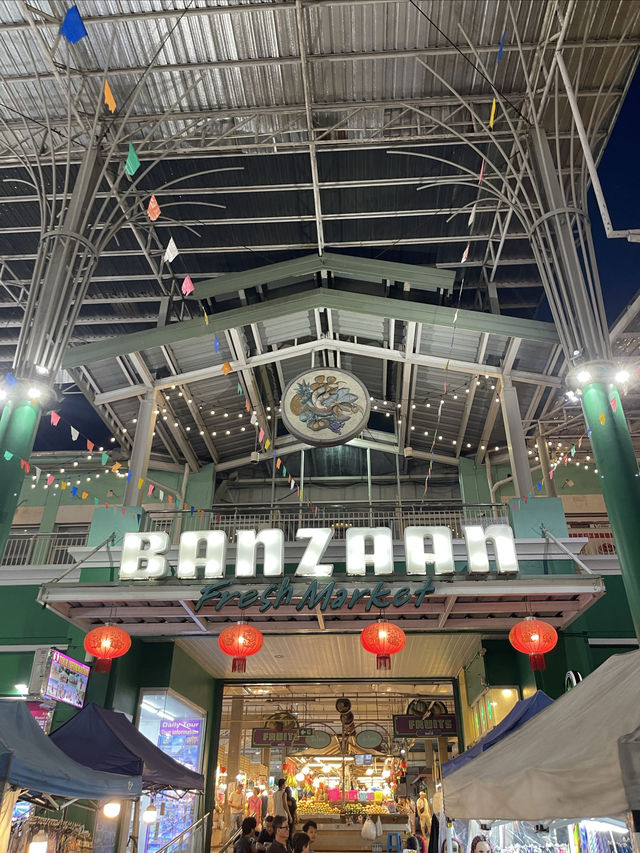 班赞海鲜市場位於普吉島芭東海灘附近的江西冷購物中心出口處對面。市場佔地面積不太大,分為上下兩層。