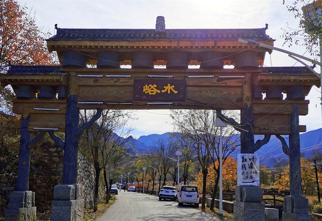 木棧道上賞秋色，群山斑斕入眼簾。