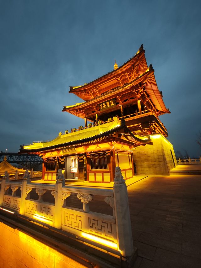 先有琵琶行還是先有琵琶亭？夜色醉人