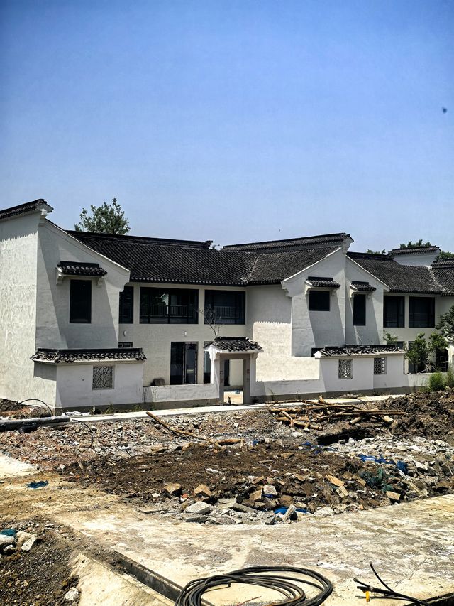 重元寺門口竟然有商業街，簡直絕了  項目由唐人山水文旅操刀，依託重元寺商業街的復古建築，搖身一