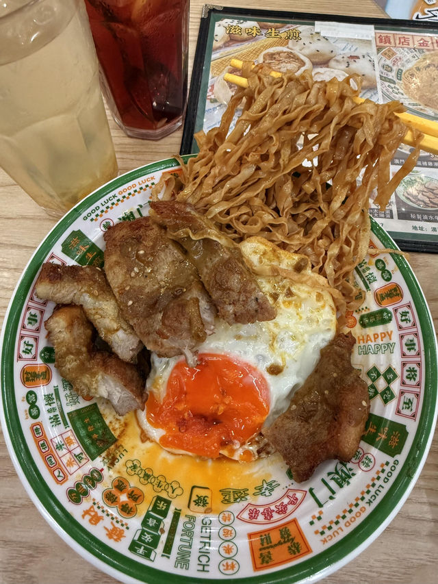🇲🇴澳門大三巴必衝！一口爆汁生煎包+鮮甜水蟹粥太絕了！