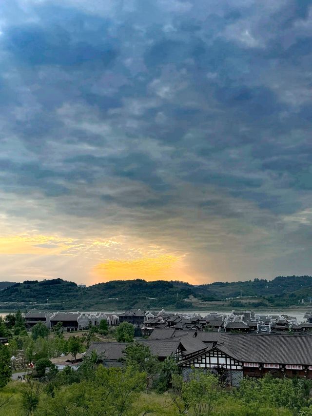 李莊古鎮 邂逅絕美無邊際泳池，解鎖度假新體驗
