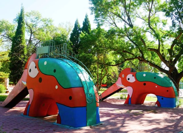 河西公園的夏日童話與敕勒居的溫柔歸處 河西公園的夏日童話與敕勒居的溫柔歸處