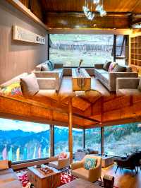 九寨溝住對了！雲裳民宿，推窗就是雪山海子