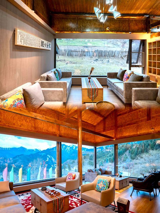 九寨溝住對了！雲裳民宿，推窗就是雪山海子