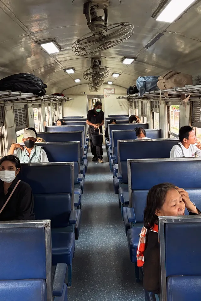 在曼谷百年車站搭火車去大城府~