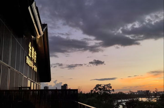 從千年古街到潮玩夜市，這份旅拍攻略藏著城市密碼