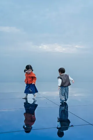 ชมภาพ Sky Mirror ที่ขับรถไปกว่า 200 กิโลเมตร แต่กลับเกิดพลิกคว่ำขณะถ่ายทำภาพยนตร์