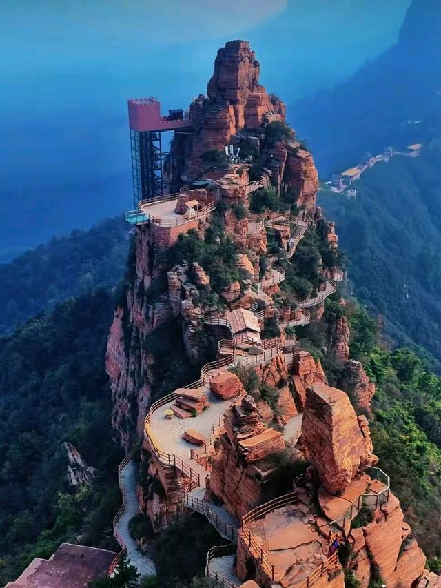 沒錯,下雪後的太行山加上白色穿搭就跟武俠片是一樣的感覺 沒錯,下雪後的太行山加上白色穿搭就跟武俠片是一樣的感覺