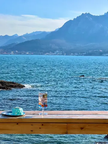 Гайд по прогулке у моря в «Кафе на утёсе» в Циндао