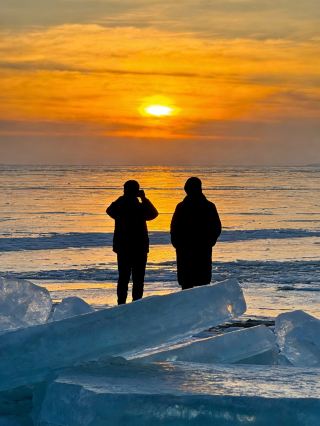 A winter-only "seaside" sunset in Xinjiang! So secluded it feels like you've got the whole hidden gem to yourself.