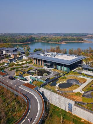 In Lanxi, sleep in a luxurious hotel nestled in a lakeside tea garden.