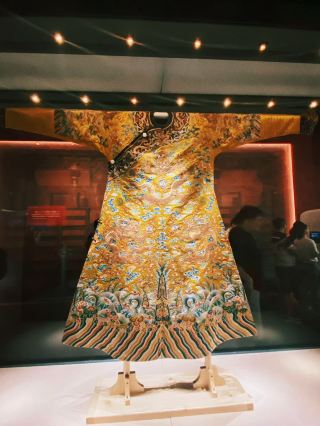 Pudong Shanghai Museum East Building One-Day Exhibition Tour Guide｜Enjoy Qing Dynasty Royal Treasures While Encountering British Literary Giants
