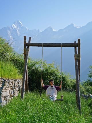 In western Sichuan, at 20°C, I gave up using my phone in front of this window overlooking the snow-capped mountains.