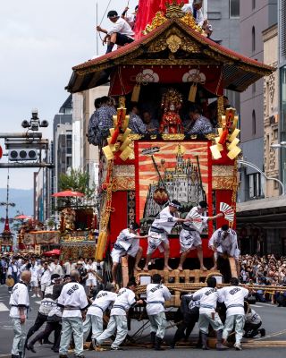 The second peak of the Kyoto Gion Festival! Saki Matsuri Yamaboko Junko drift
📝Event tips:
The Saki Matsuri parade is one of the biggest highlights of the Kyoto Gion Festival.
Known as a "moving art museum,"
23 magnificent floats travel through the center of Kyoto.
The massive floats, traditional fabric decorations, and melodic Gion festival music
together present the spectacular scene of a thousand-year-old festival.
The most anticipated part is the "turning ceremony" at the intersections,
where floats weighing several tons are steered by human power.
It is a traditional cultural feast not to be missed in Kyoto this summer.
🎏Full list of this year's Gion Festival Yamaboko floats
1. Naginata Hoko
2. Kakkyo Yama
3. Kanko Yama
4. Yamabushi Yama
5. Kanko Hoko
6. Aburatenjin Yama
7. Ayagasa Hoko
8. Taishi Yama
9. Tsuki Hoko
10. Toro Yama
11. Moso Yama
12. Hosho Yama
13. Niwatori Hoko
14. Tokusa Yama
15. Shijo Gasa Hoko
16. Arare Tenjin Yama
17. Kikusui Hoko
18. Haku Rakuten Yama
19. Hakurakuten Yama
20. Ashikari Yama
21. Funahoko
22. Iwato Yama
23. Fune Hoko
Event date:
📅July 17, 2026
⏰9:00 AM – 11:30 AM
💰Admission: Free
❤Recommended viewing spots:
① Shijo Kawaramachi intersection
② Kawaramachi Oike intersection
③ Shijo Karasuma
④ Shinmachi Oike intersection
⑤ Along Oike-dori (in front of Kyoto City Hall – near Karasuma Oike)
Parade route:
📍Shijo-dori → Kawaramachi-dori → Oike-dori → Shinmachi-dori
Nearest stations:
🚊 Hankyu: Karasuma Station, Kawaramachi Station
🚇 Subway: Shijo Station, Karasuma Oike Station
🚊 Keihan: Gion-Shijo Station