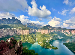 Embark on a rendezvous in the clouds of the Taihang Mountains and tread upon the magnificent landscape beneath your feet.