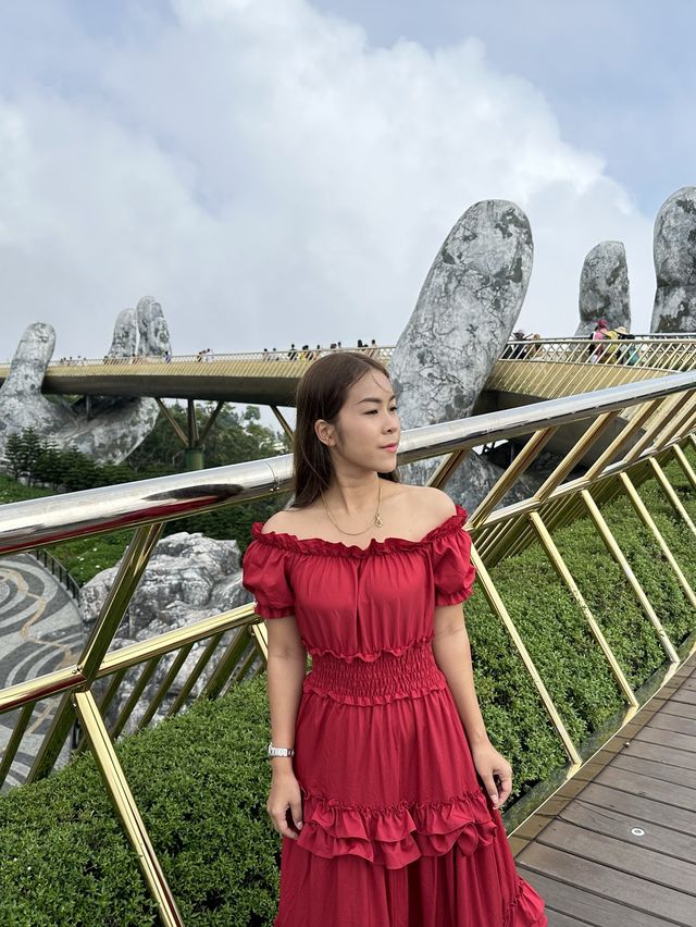 สะพานมือในสายหมอก Golden bridge