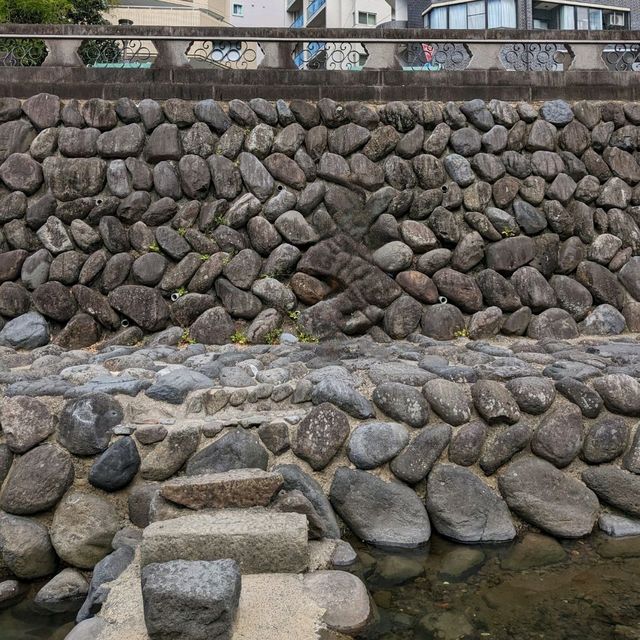 長崎の眼鏡橋の【♡石】中々、見つけられずに、幼稚園児の遠足の後に付いて行って発見！。