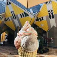 荷蘭🇳🇱鹿特丹 Rotterdam 🍦🍨吃冰淇淋欣賞美好風景🟨⬜️立體方塊屋 Cube Houses 