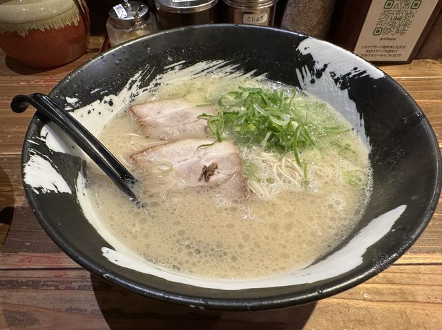福岡・大名。博多ラーメンにちゃんぽん・居酒屋メニューも豊富『ひるとよる 博多らーめん ちゃんぽん』