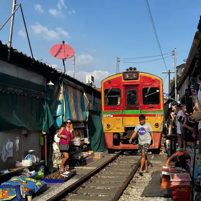 タイのメークロン鉄道&ドムヌンサドゥアック水上マーケット