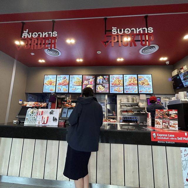 KFC สาขาเสรีไทย กร๊อบ กรอบ