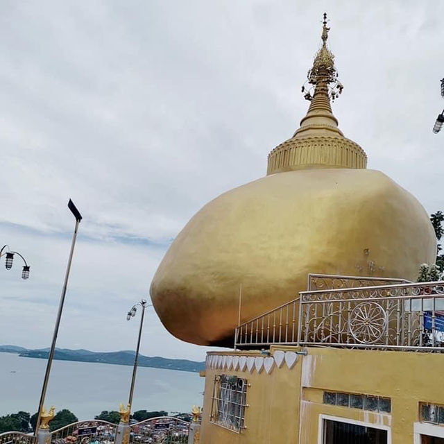 📍พระธาตุอินทร์แขวนจำลอง ณ วัดบ้านเกาะสิเหร่ 