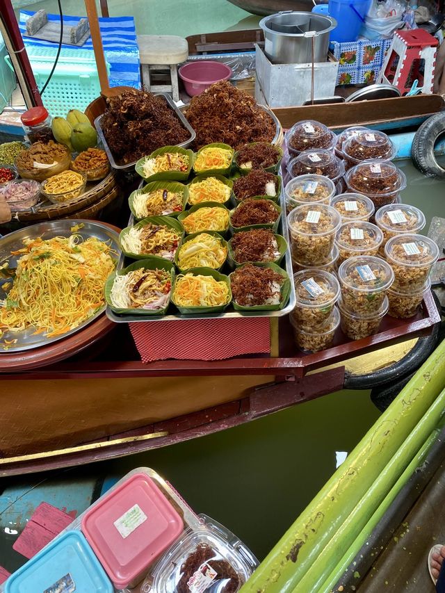 หาของกินกันที่ตลาดน้ำวัดท่าการ้อง พระนครศรีอยุธยา